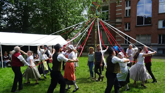 Meidans rond de boom