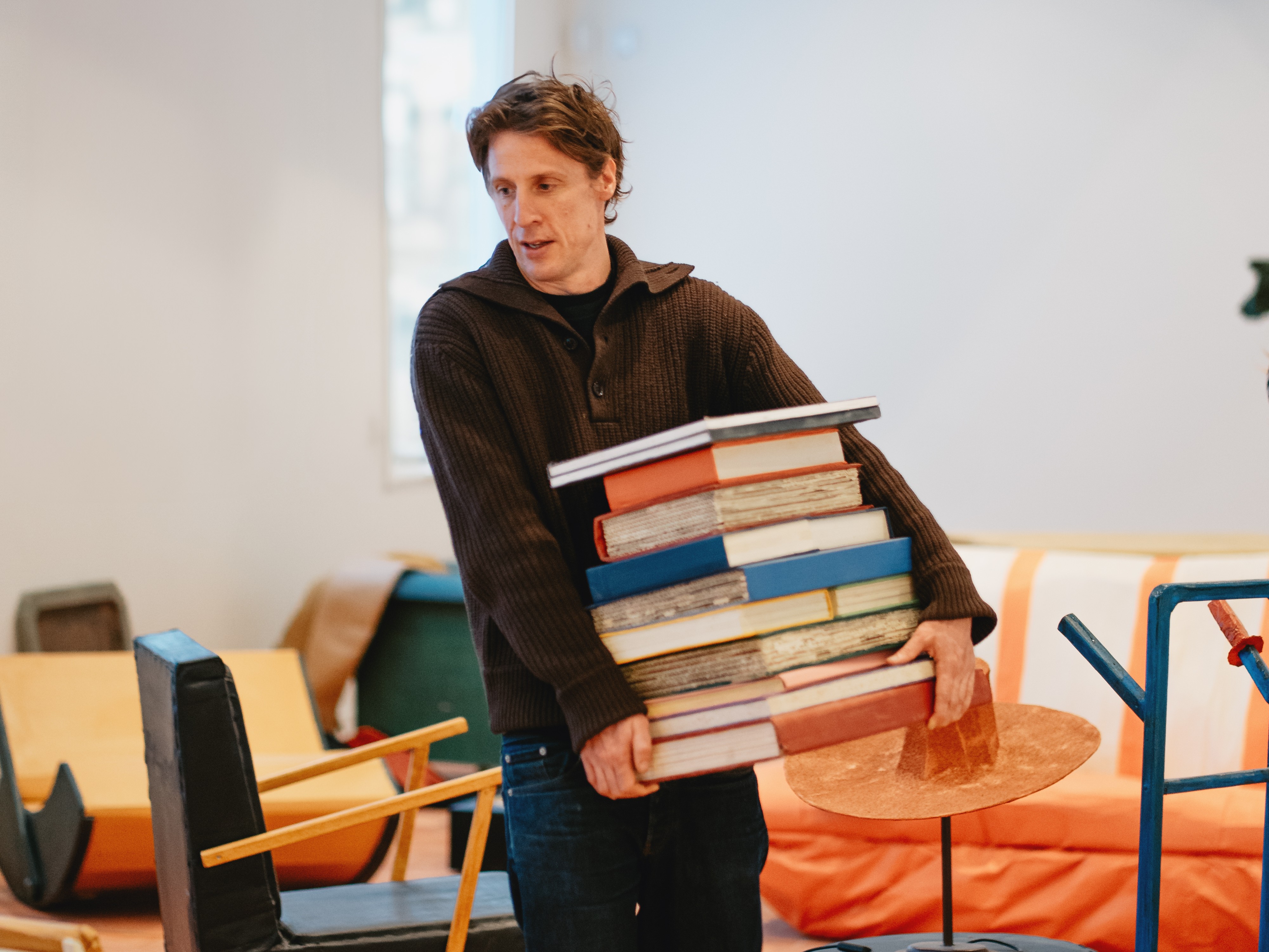 Rinus Van de Velde in de Living van Abby