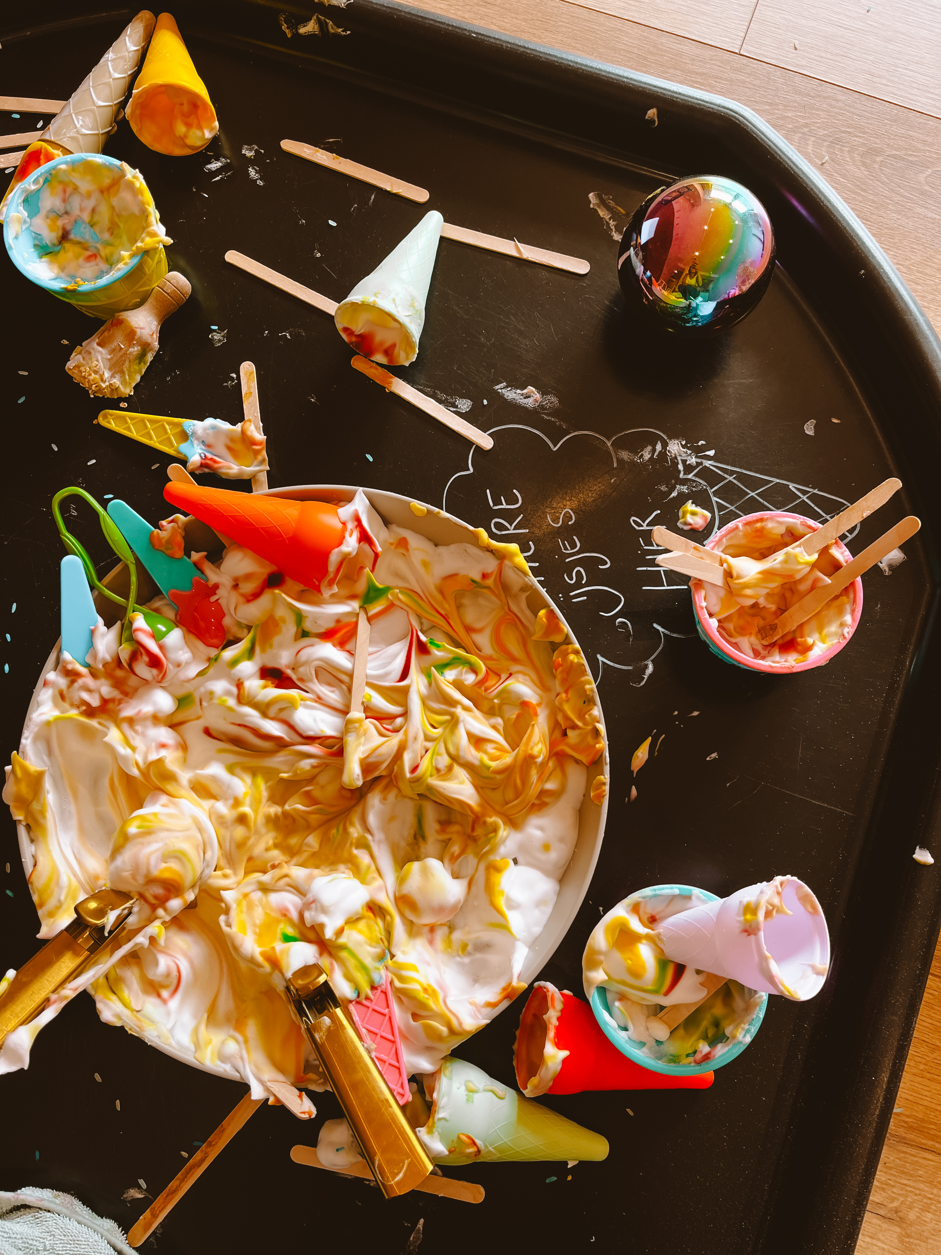 Tijdens de sensorische workshop Rommelaars kunnen kinderen volop experimenteren. 