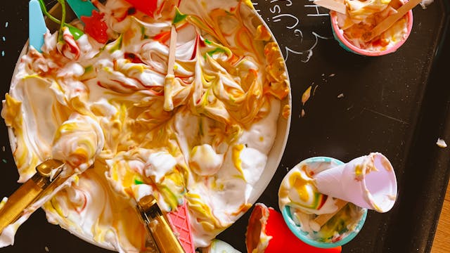 Tijdens de sensorische workshop Rommelaars kunnen kinderen volop experimenteren.