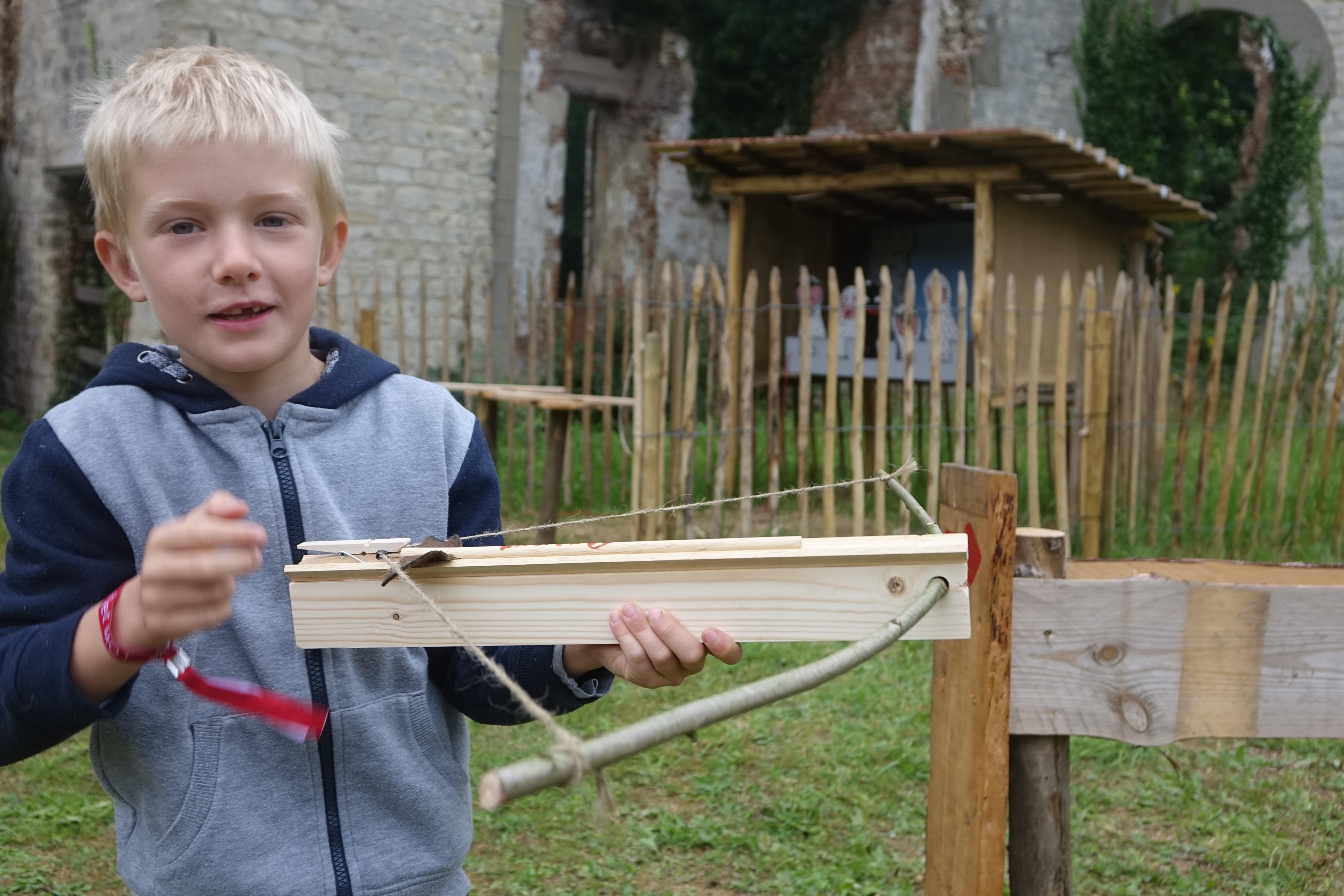 kind met een kruisboog in de hand