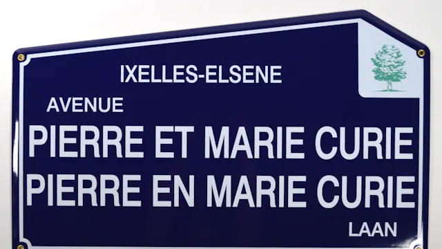 Van de stad naar het museum: straatnaamborden in de collectie