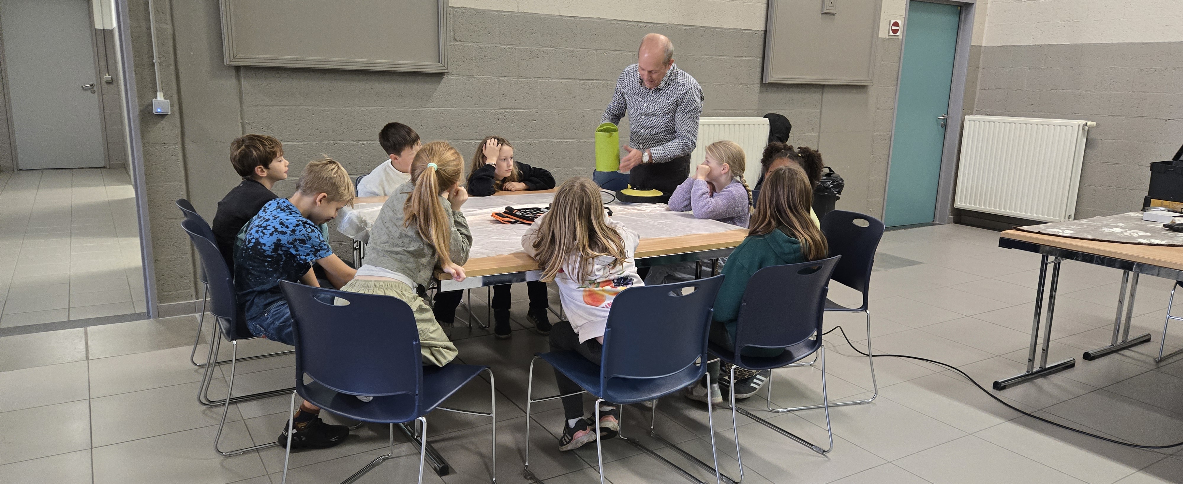 bezoek school en vrijwilliger