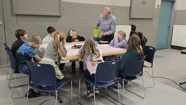 bezoek school en vrijwilliger