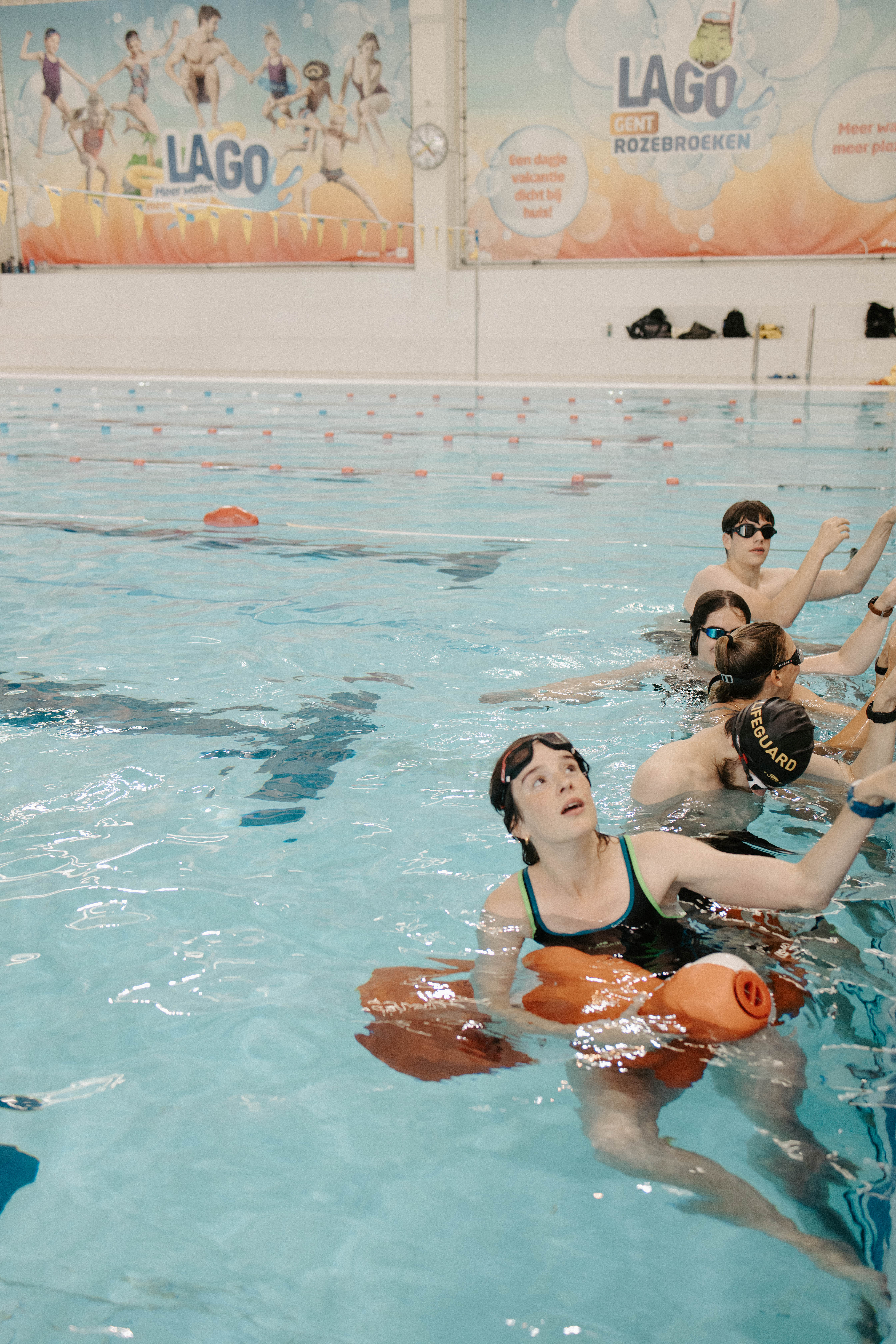 Zwemmen met een redderspop