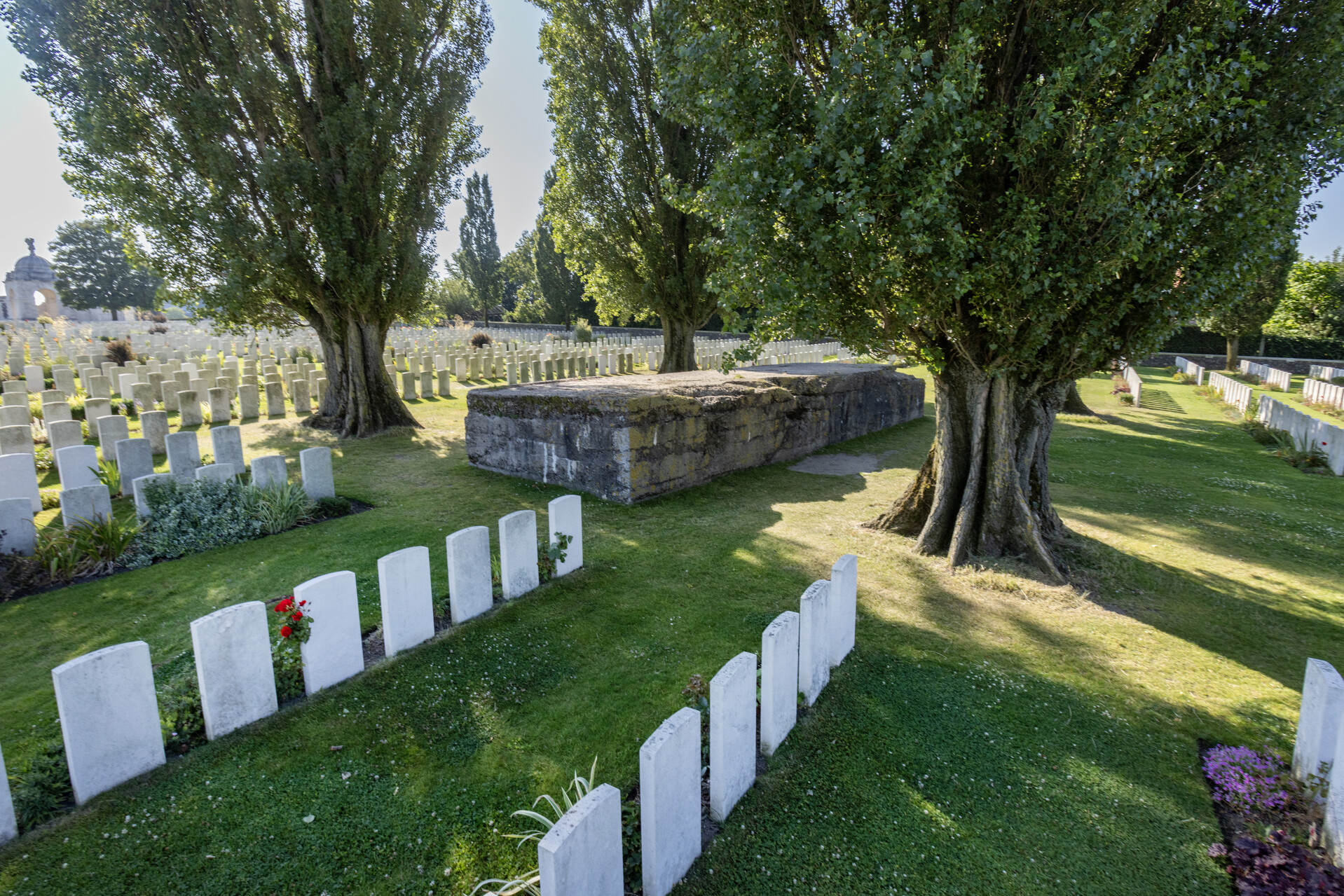 Een van de resterende Duitse bunkers op Tyne Cot Cemetery