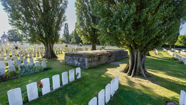 Een van de resterende Duitse bunkers op Tyne Cot Cemetery
