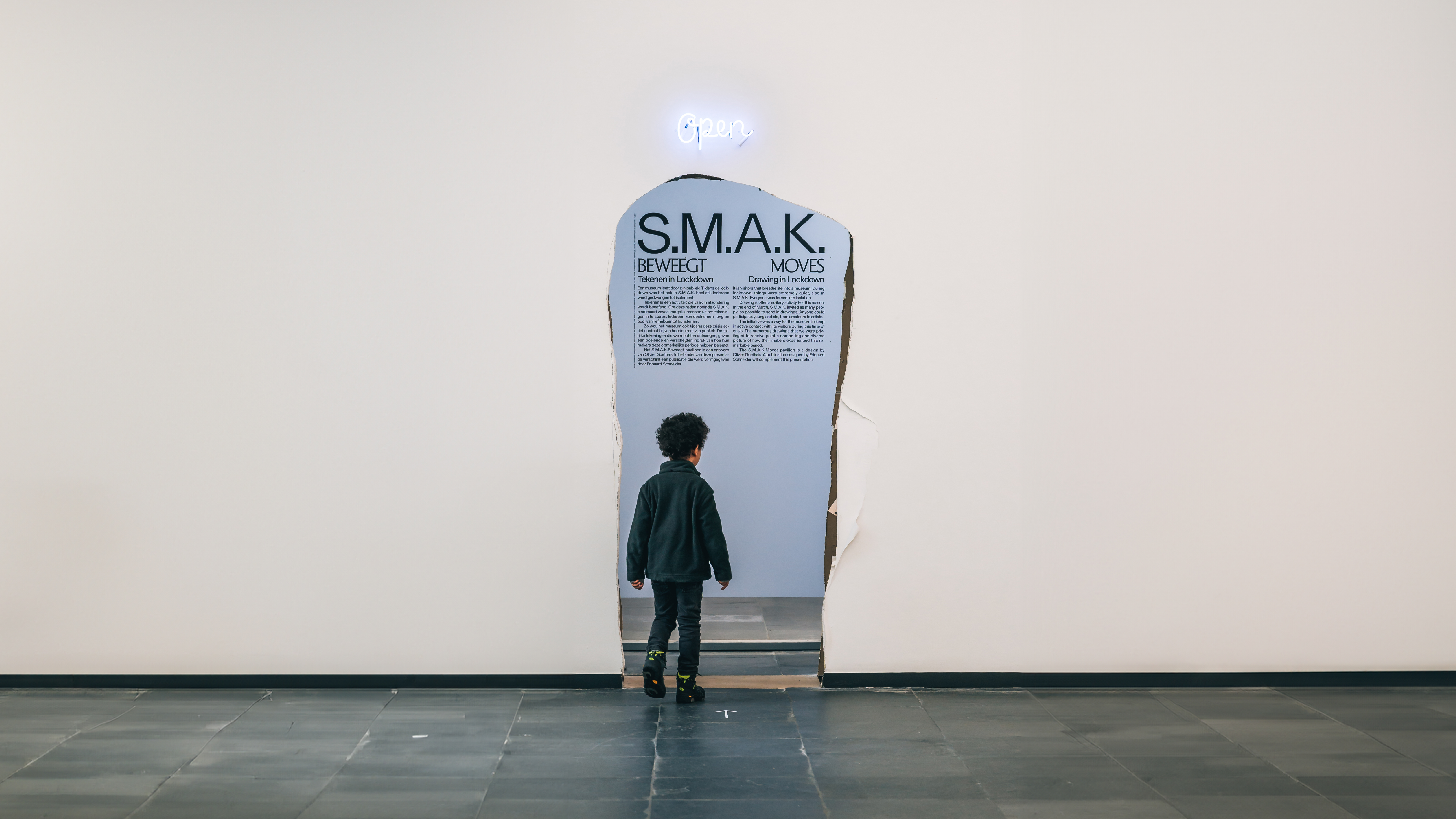 een kindje in een museumzaal