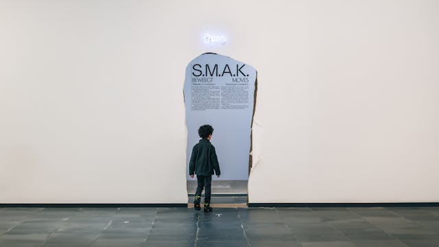 een kindje in een museumzaal
