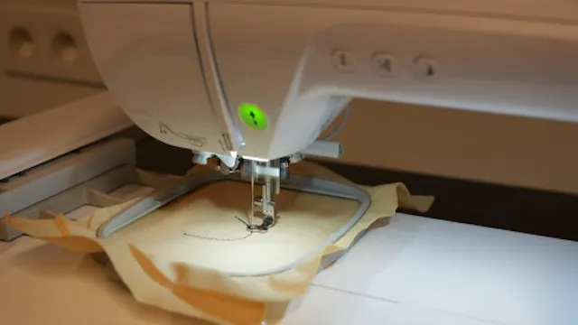 Brother borduurmachine in werking