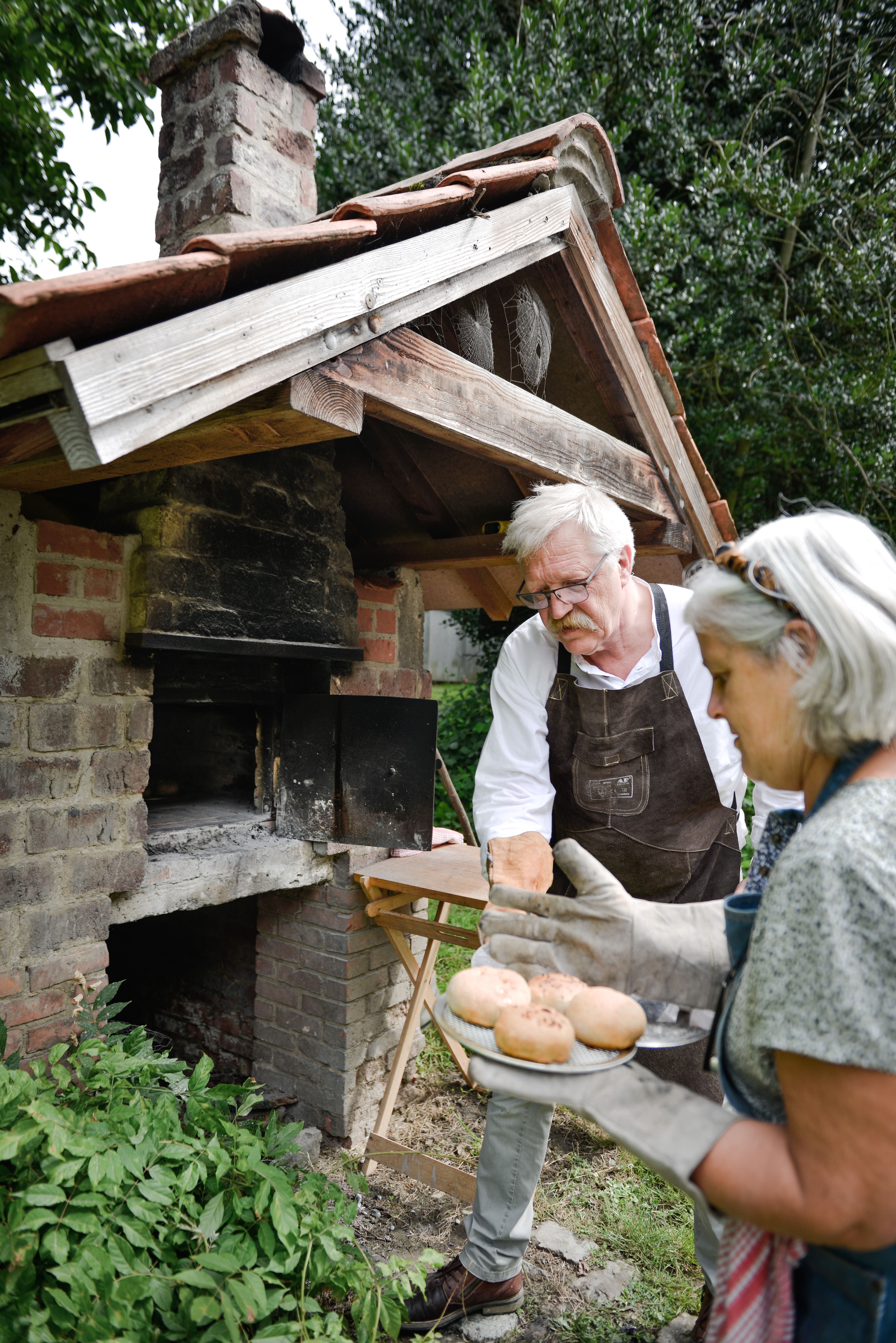 Werner en Loes aan bakoven Felix De Boeck