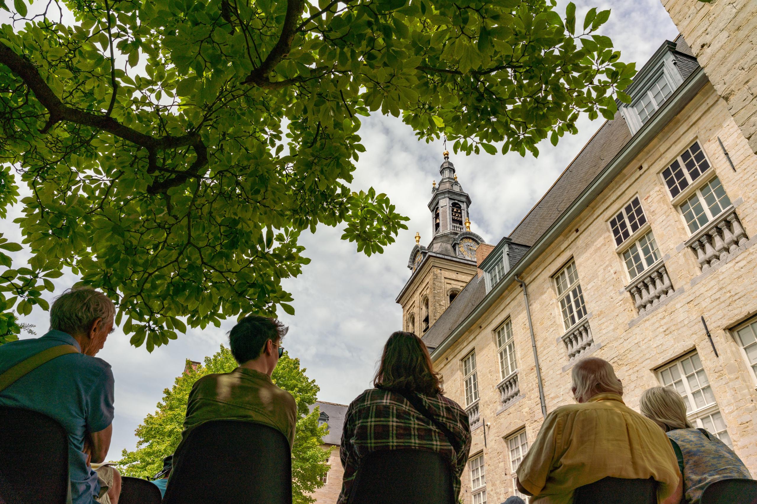 vredesbeiaard Abdij van Park met publiek