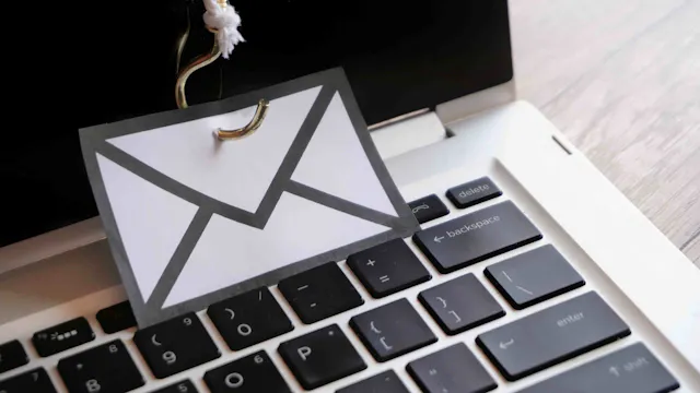 haak met afbeelding van brief voor een laptop