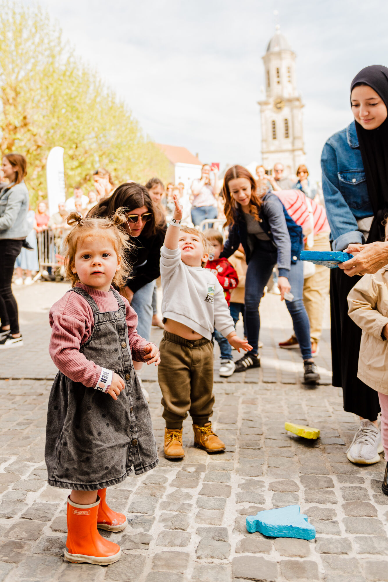 Klokjesworp 2025, jongetje met klokjes bij de paashaas