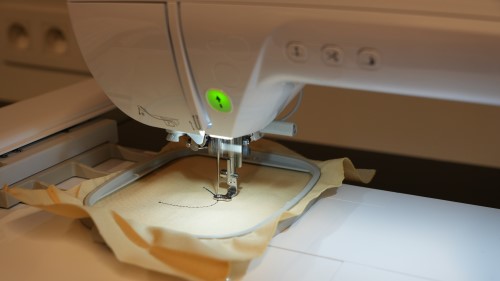 Brother borduurmachine in werking