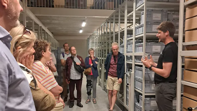 Gids Jan Decorte geeft uitleg over de archeologische collecties in het depot.