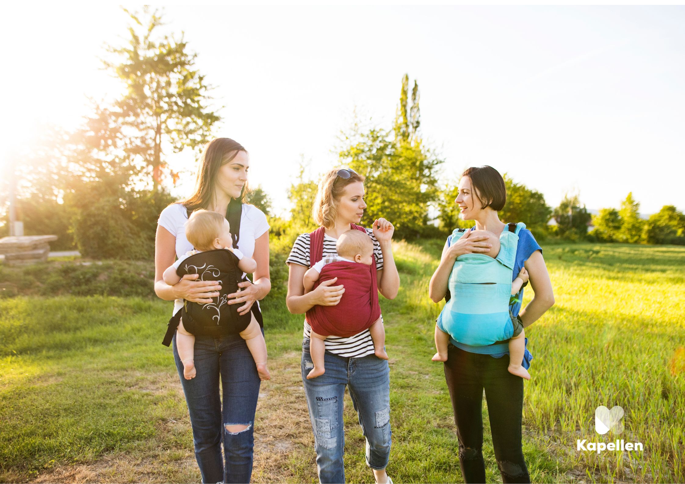 moeders die wandelen met een baby in een draagzak
