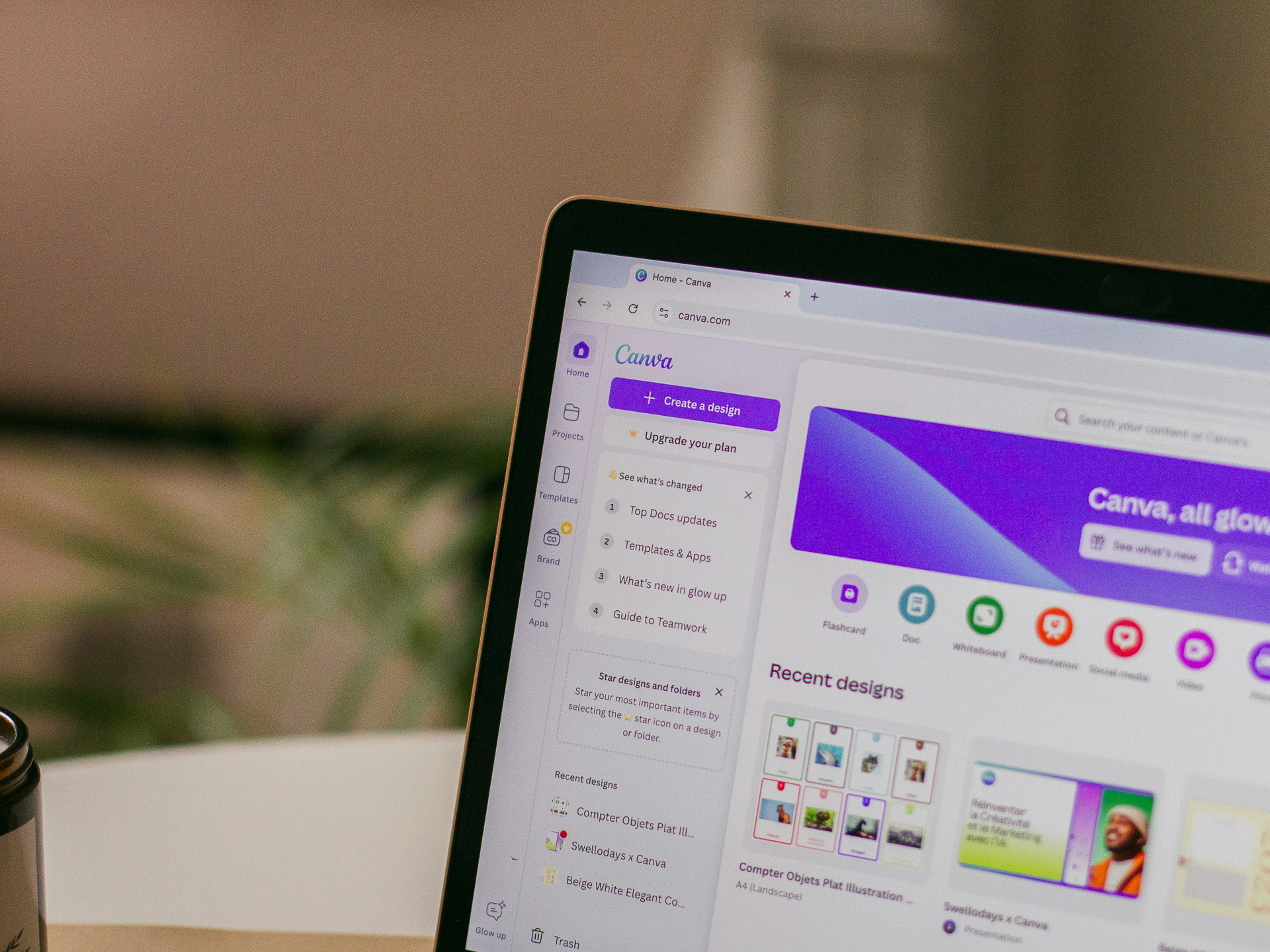 Laptop die het welkomscherm van Canva toont waar je een ontwerp kan starten