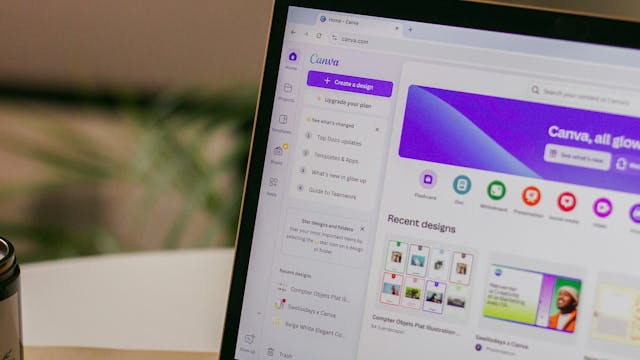 Laptop die het welkomscherm van Canva toont waar je een ontwerp kan starten