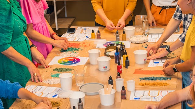 Gezellige drukte tijdens een terrazzo workshop bij Fonk