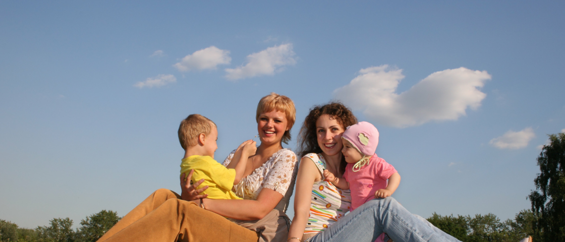 2 vrouwen met baby's, buiten