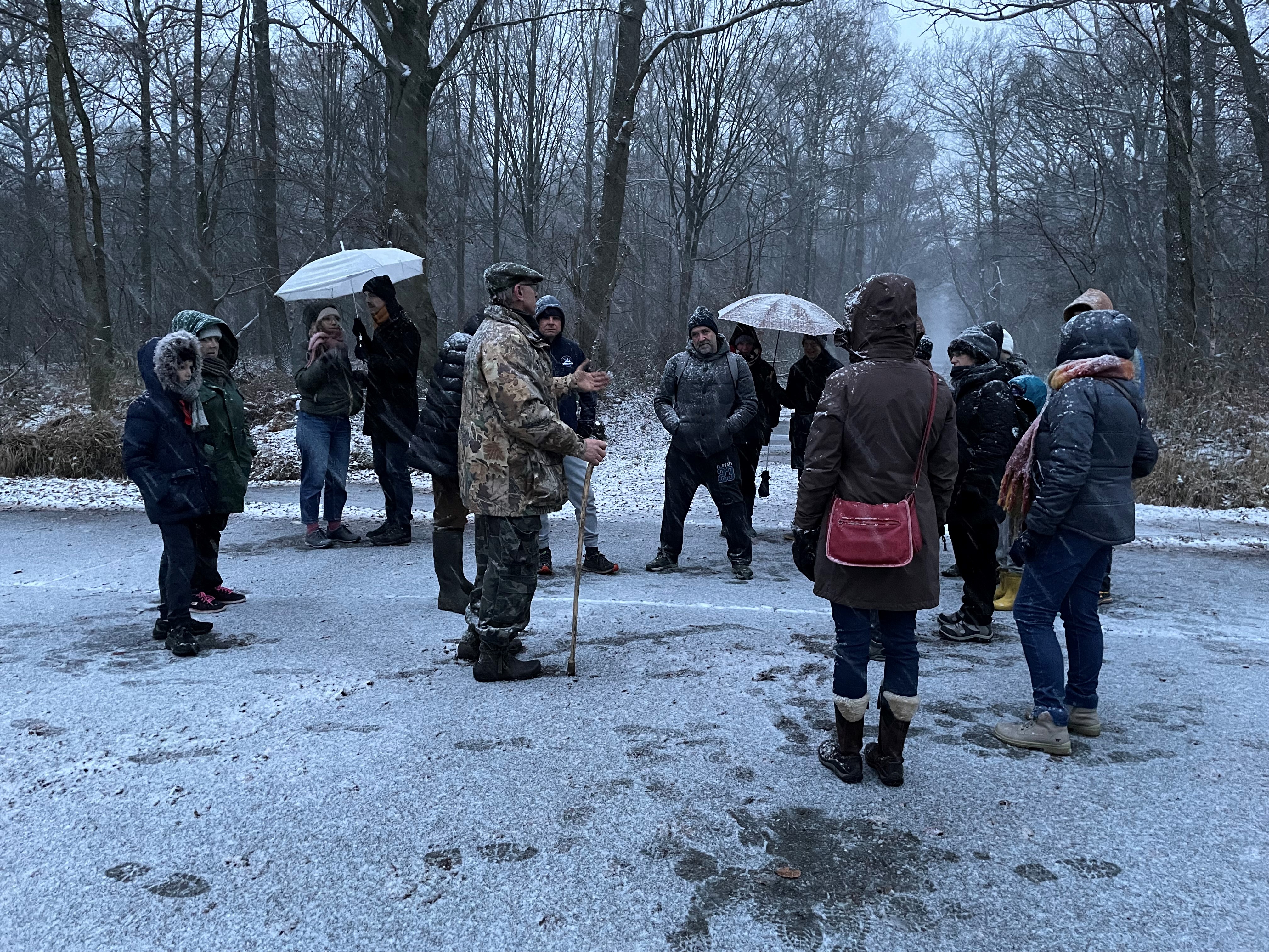groep met gids op wandeling in de sneeuw