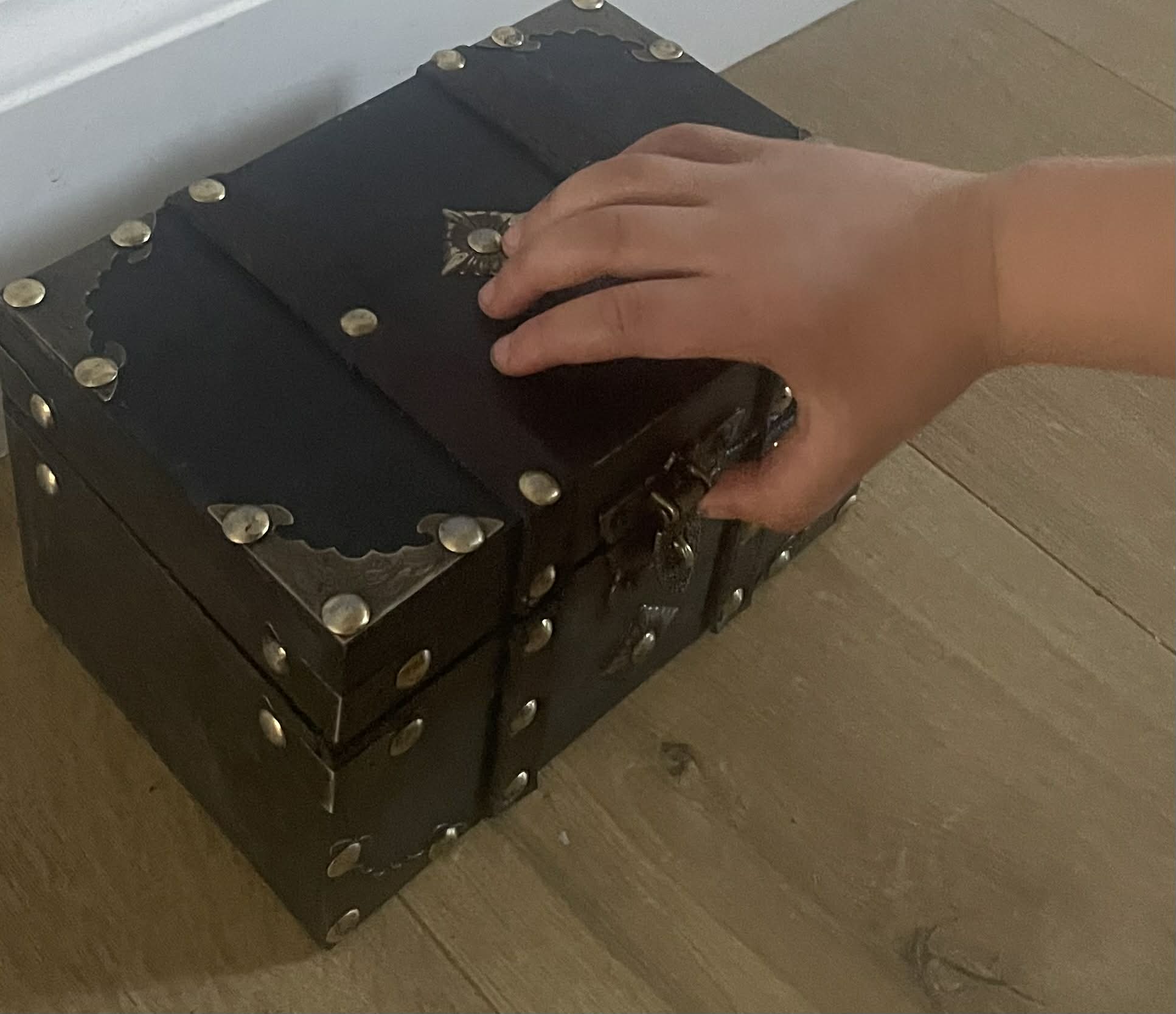 Kinderhand opent een schatkistje