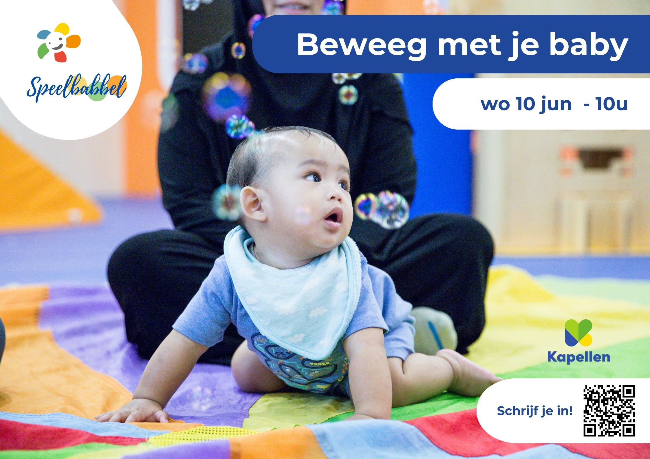 een baby op een turnmat die naar zeepbellen kijkt