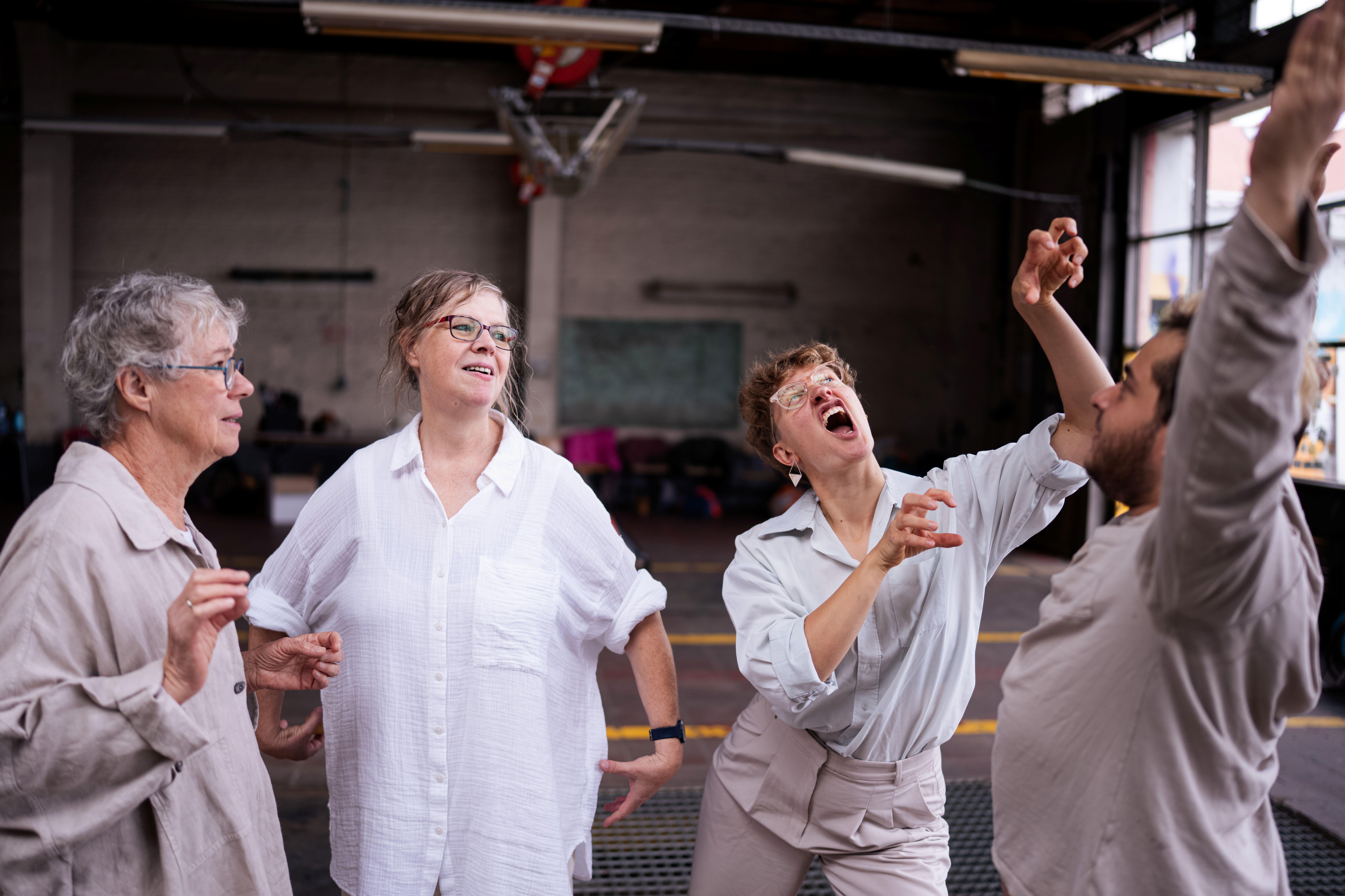 Performing the present: instant composition in dance and theatre