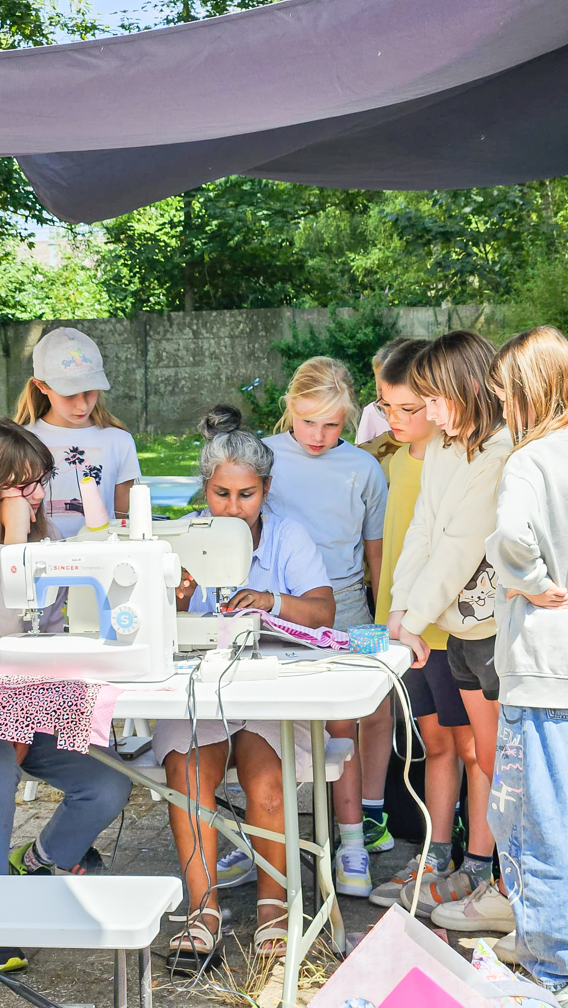 Hier krijgen de kinderen theoretische uitleg en dit kan gaan van over de juiste naald, welke stof ze moet gebruiken, over de naaimachine...