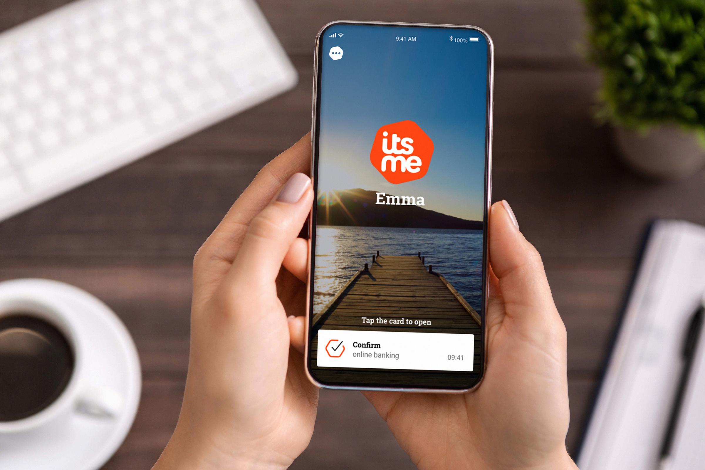 handen die een telefoon vasthouden met de geopende app itsme