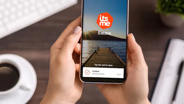 handen die een telefoon vasthouden met de geopende app itsme