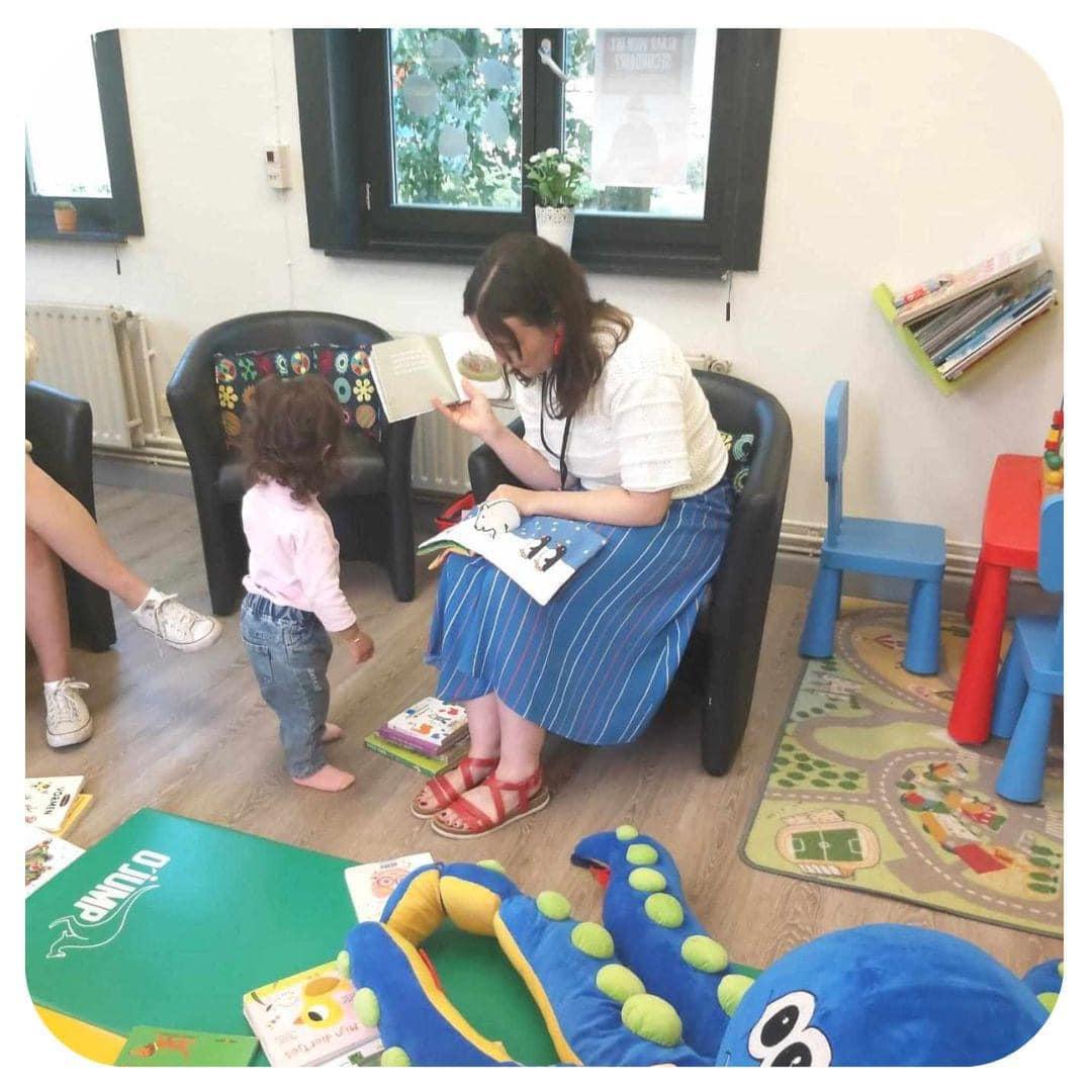 Voorlezen door de bib tijdens de Speelbabbel