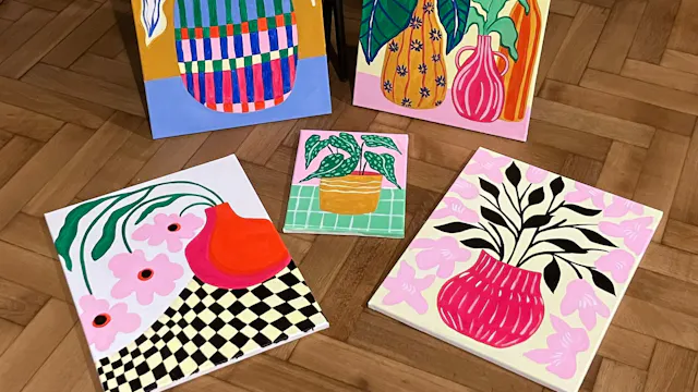 5 kleurrijke schilderijtjes uitgestald