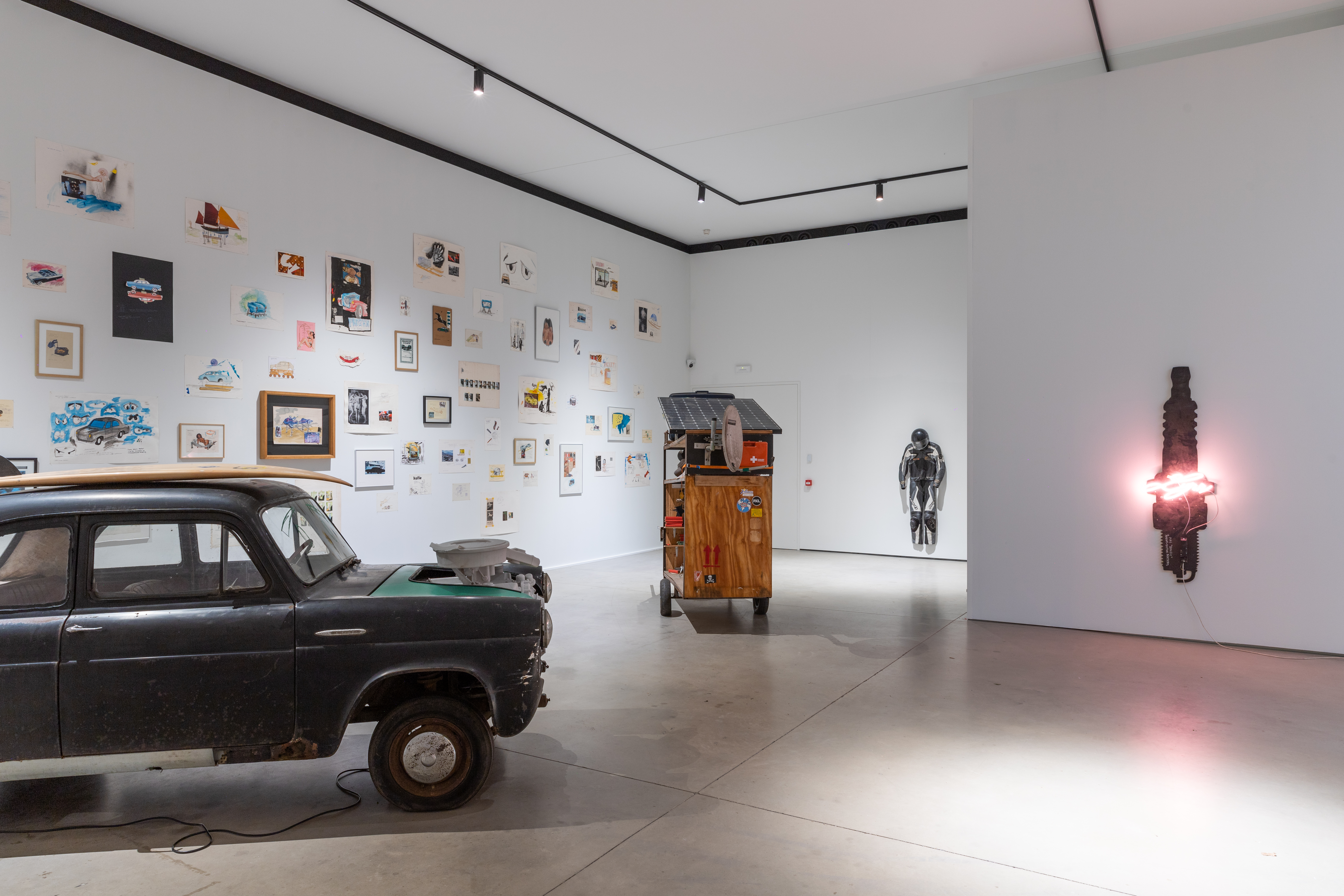 Galerietentoonstelling met schetsen en installaties van Aaron-Victor Peeters