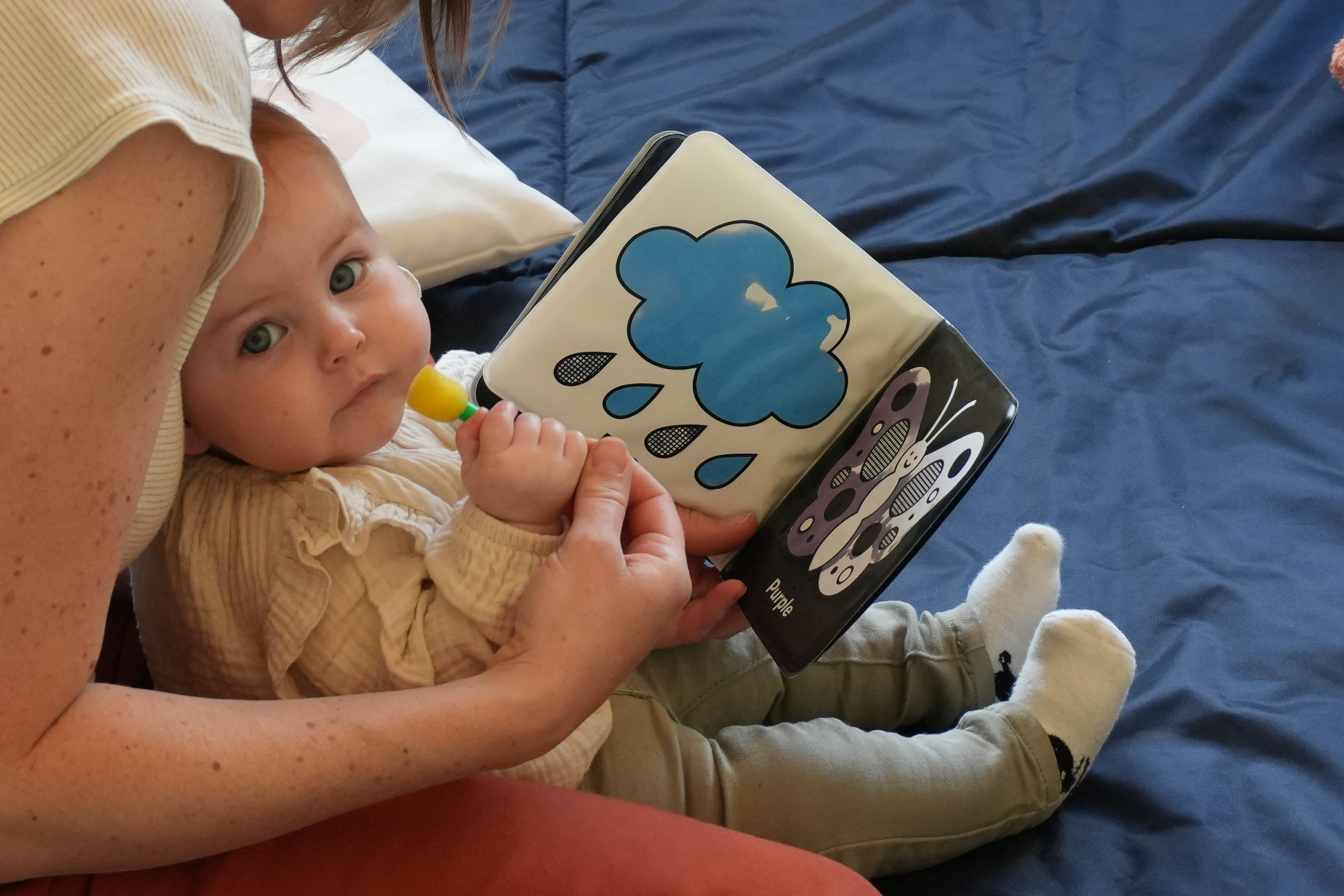 Boek & baby verwenmoment met voorlezer, ouders en peuters