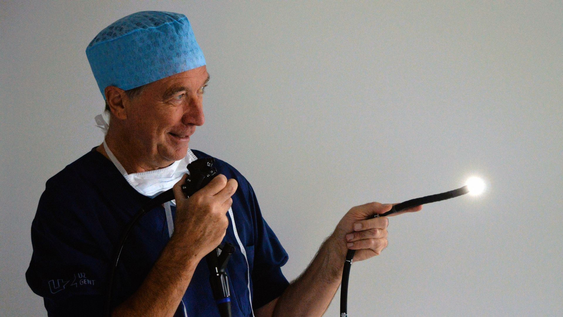 Danny De Looze met endoscoop in de hand