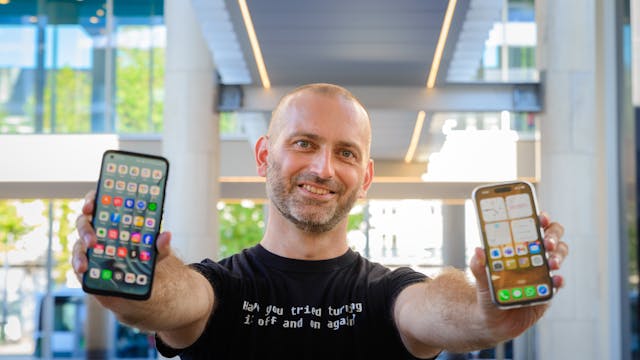 Kristof D'hanens met smartphone