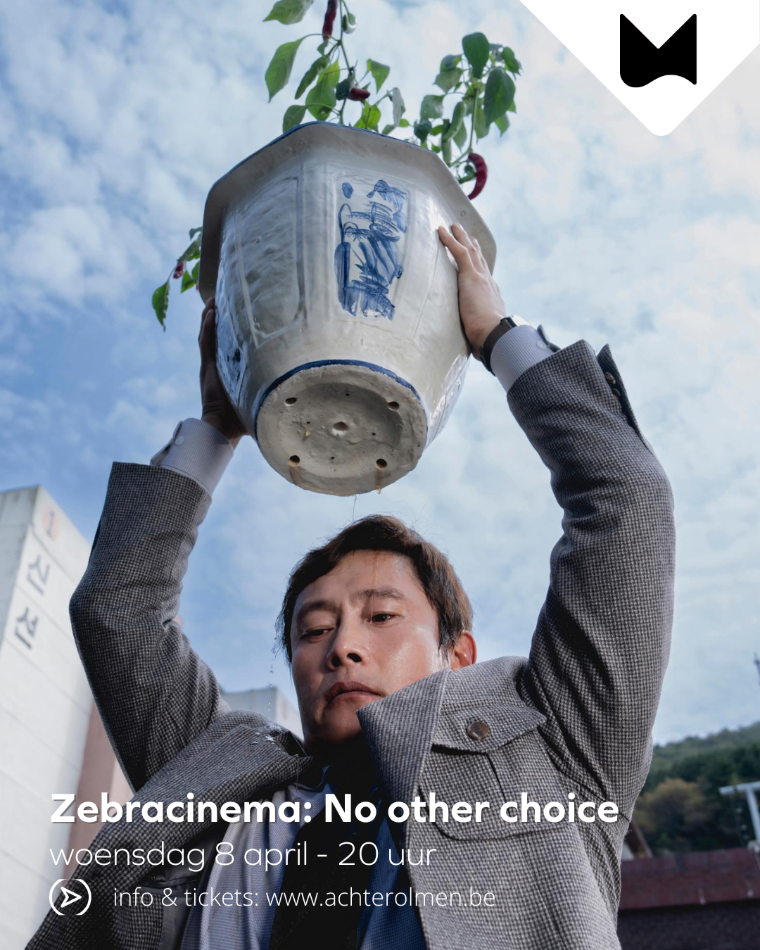 Koreaanse man met bloempot boven zijn hoofd