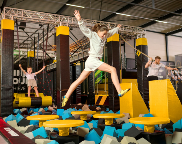 Jongeren in trampolinepark You Jump