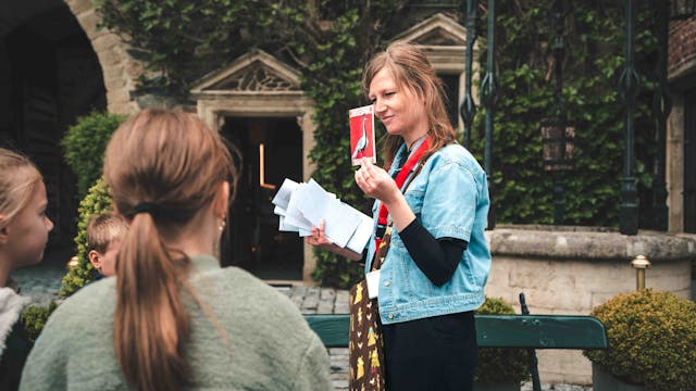 Gids die een kaart toont uit het Kasteelspel