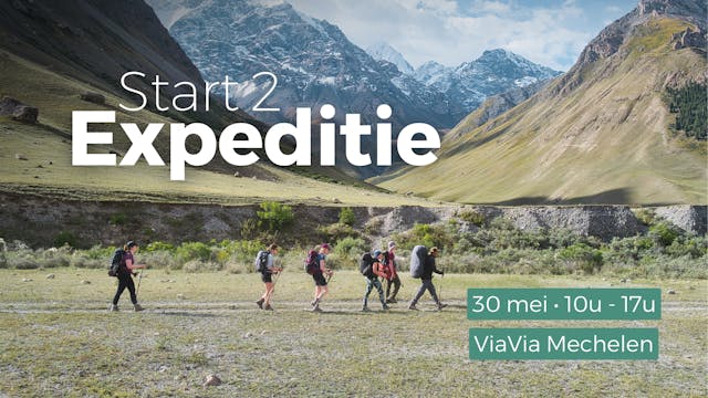 Wandelende groep in de bergen