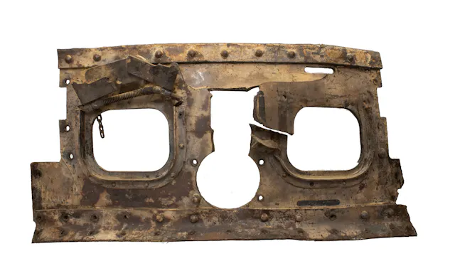 Een van de vele archeologische objecten in het museum: de voorplaat van een Britse Mk IV tank. Het fragment werd in 2017 aangetroffen tijdens archeologische opgravingen in Zonnebeke