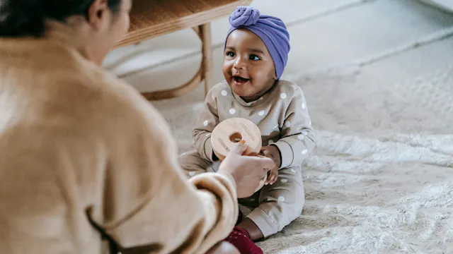 Mama speelt met kindje