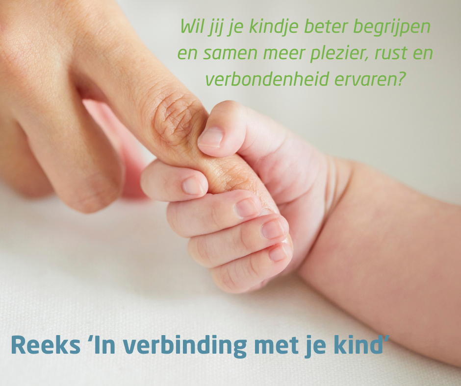 kinderhandje houdt volwassen vinger vast