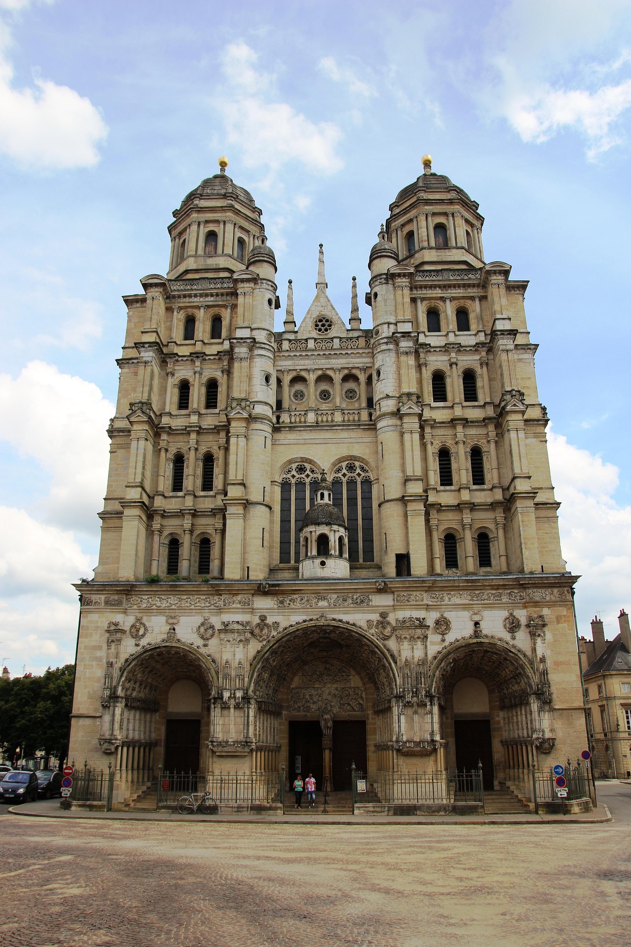 marabu-dijon-800910_1920.jpg