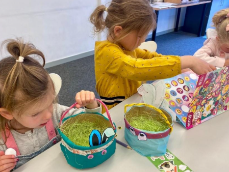 kinderen knutselen voor Pasen