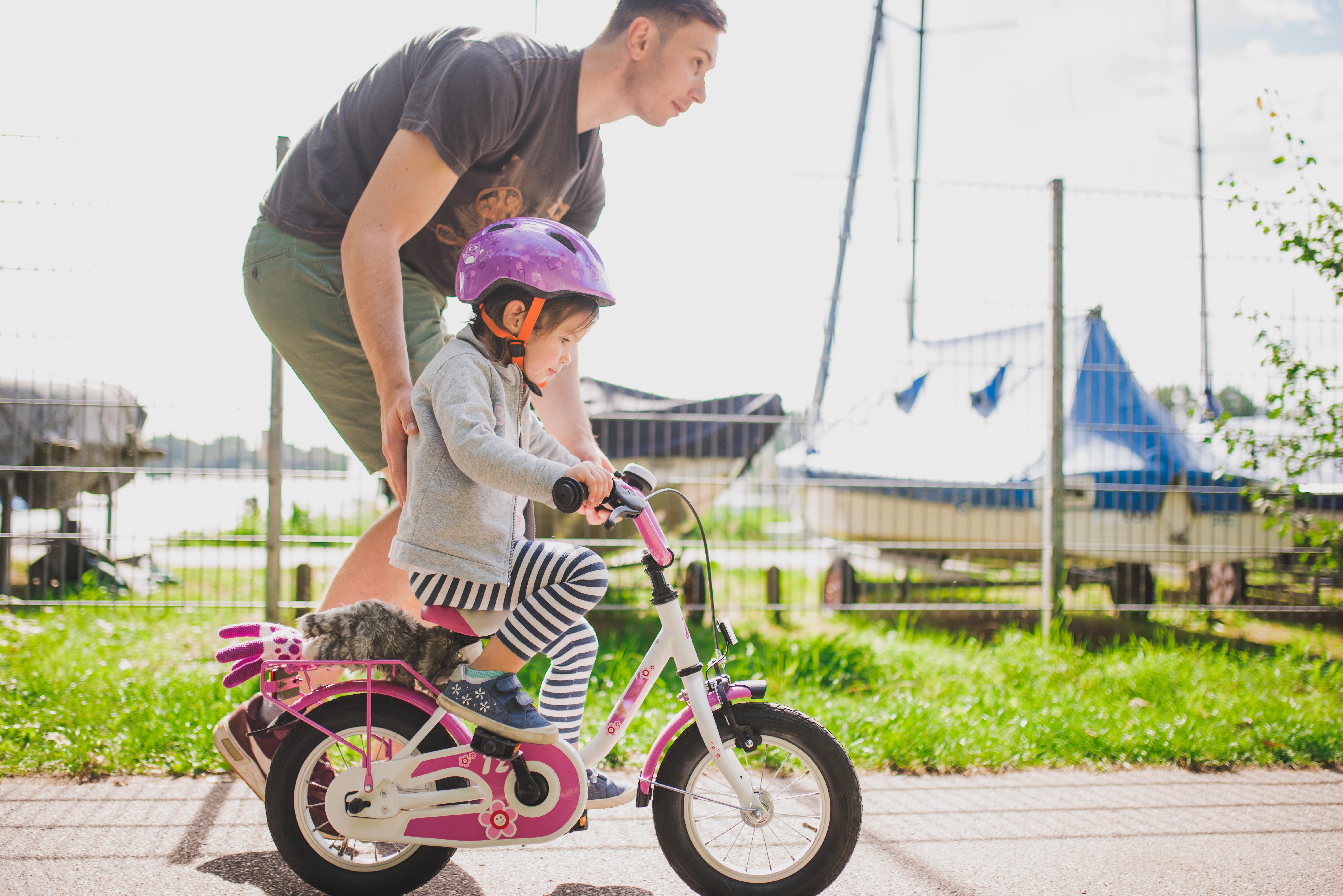 Papa leert zijn dochter fietsen