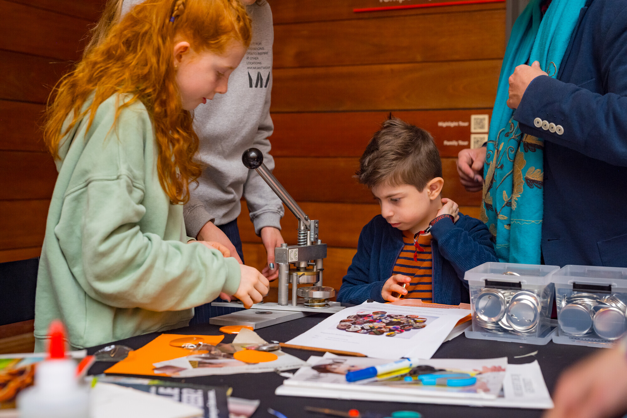 twee kinderen maken buttons