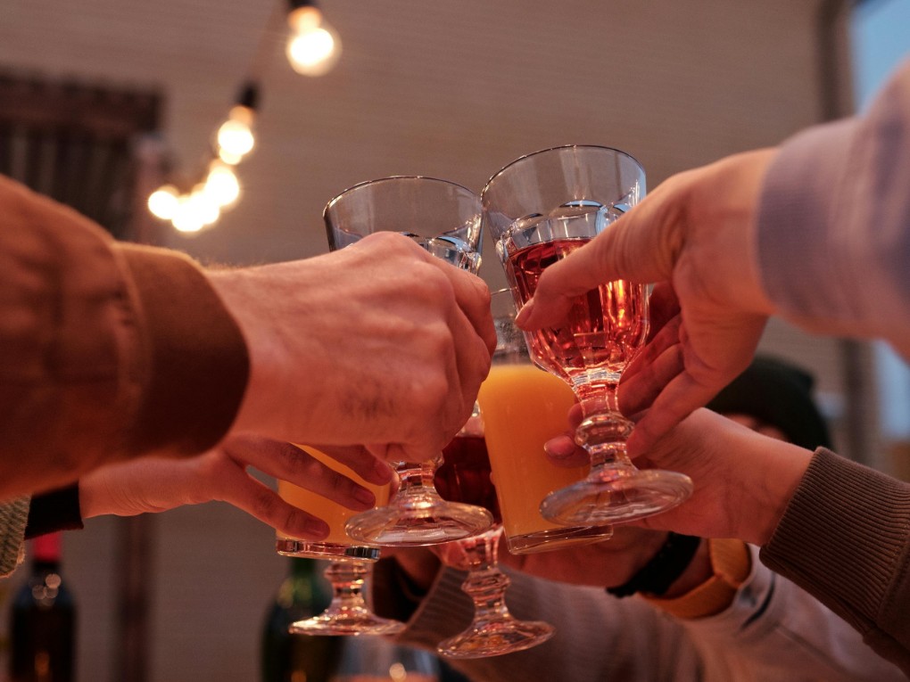 Mensen klinken samen met een glas fruitsap